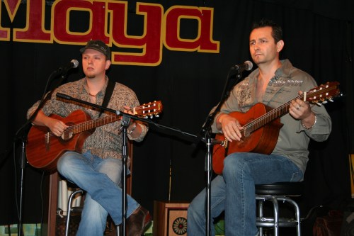 Un aleman y un mexicano por la musica en español. Grandes valores.