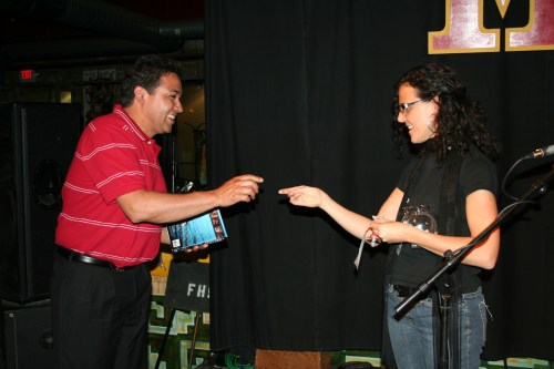 coordinadora-marcela-entregando-el-libro-al-ganador1