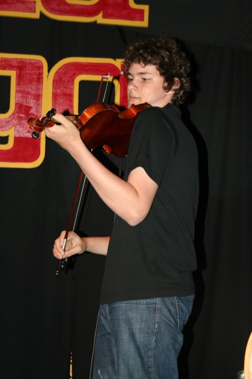 Josh, de Khabelle Studio, una Joven promesa del violín.