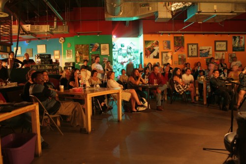 Parte del público que hace posible cafe con Letras, Espacio Cultural..